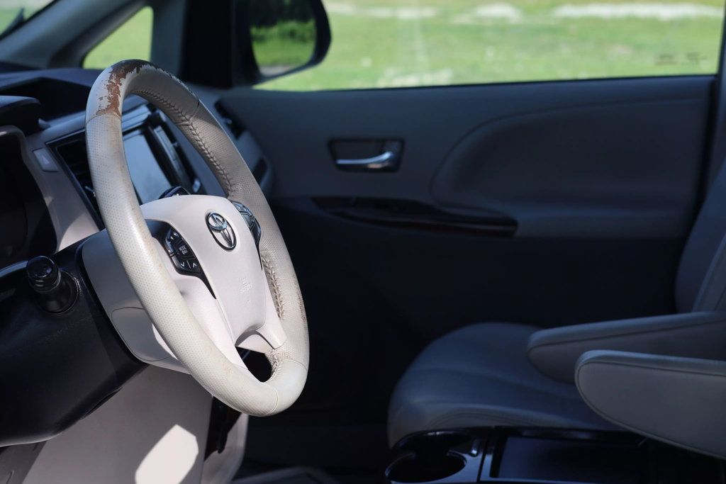 2011 Toyota Sienna XLE photo 9
