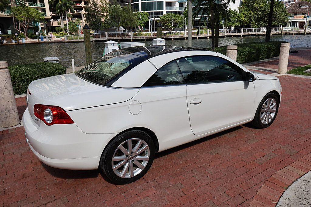 2011 Volkswagen Eos 2dr Convertible DSG Komfort SULEV - 22934930 - 16