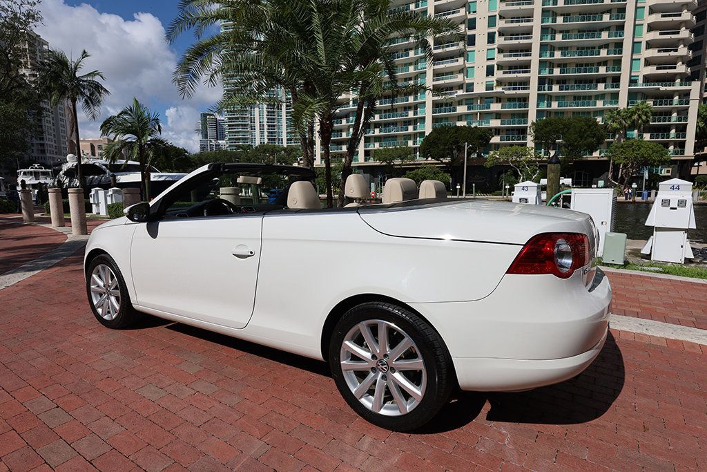 2011 Volkswagen Eos 2dr Convertible DSG Komfort SULEV - 22934930 - 17