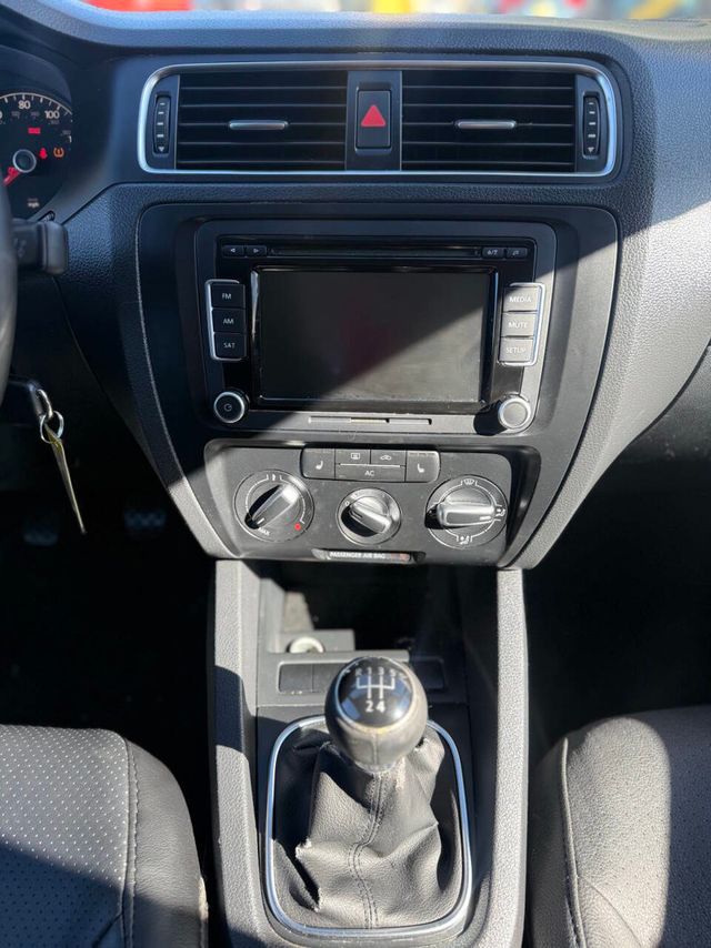 2011 Volkswagen Jetta Sedan SE 4dr Sedan 5M - 22932548 - 16