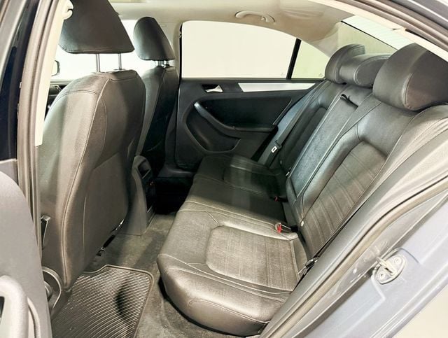 2011 Volkswagen Jetta Sedan SEL - 22909355 - 24