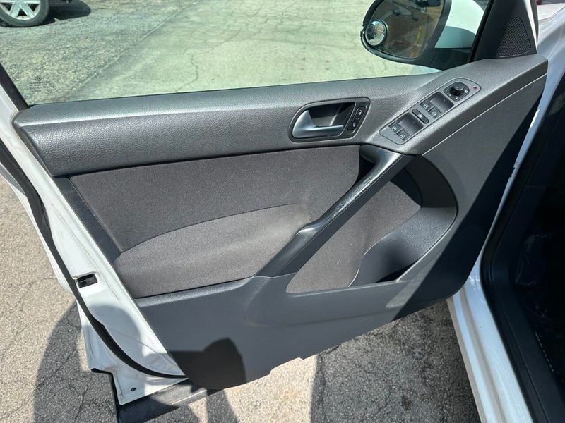 2011 Volkswagen Tiguan 4WD 4dr SEL 4Motion - 22910488 - 11