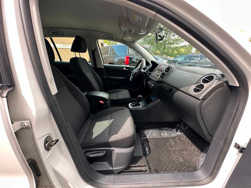 2011 Volkswagen Tiguan 4WD 4dr SEL 4Motion - 22910488 - 25