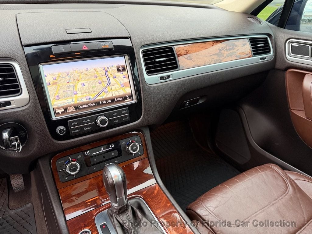 2011 Volkswagen Touareg TDI Exec AWD Turbodiesel - 22976710 - 11