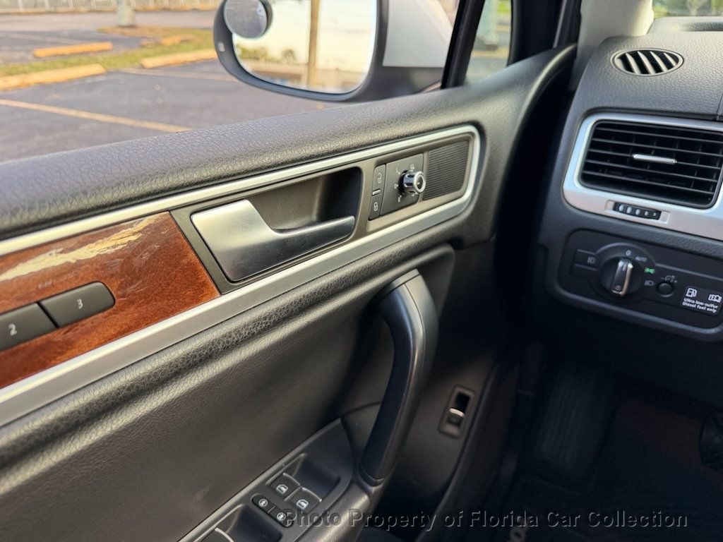 2011 Volkswagen Touareg TDI Lux Turbodiesel 4WD - 22974907 - 56