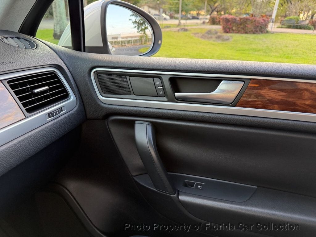 2011 Volkswagen Touareg TDI Lux Turbodiesel 4WD - 22974907 - 57