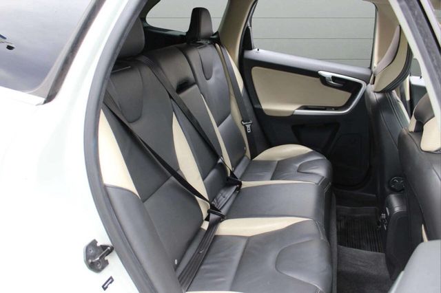 2011 Volvo XC60 T6 AWD 4dr SUV - 22930551 - 17