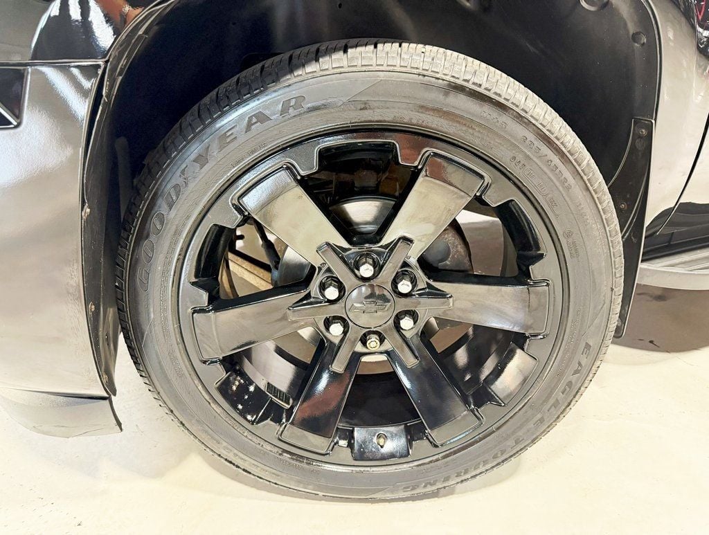 2012 Chevrolet Avalanche LT photo 2