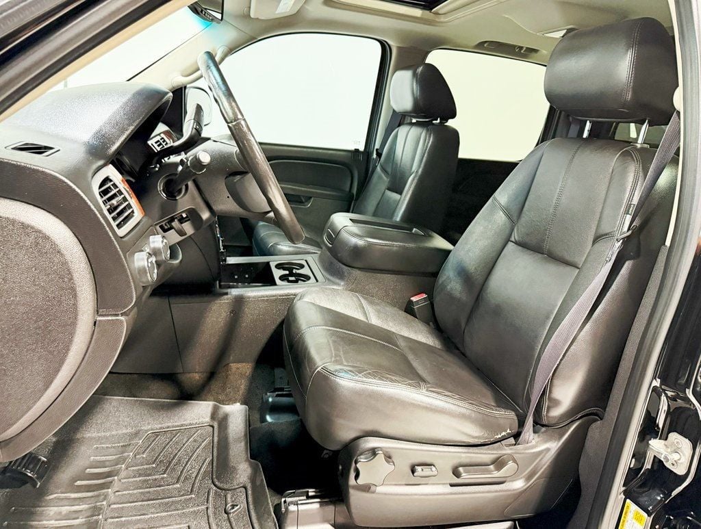 2012 Chevrolet Avalanche LT photo 20