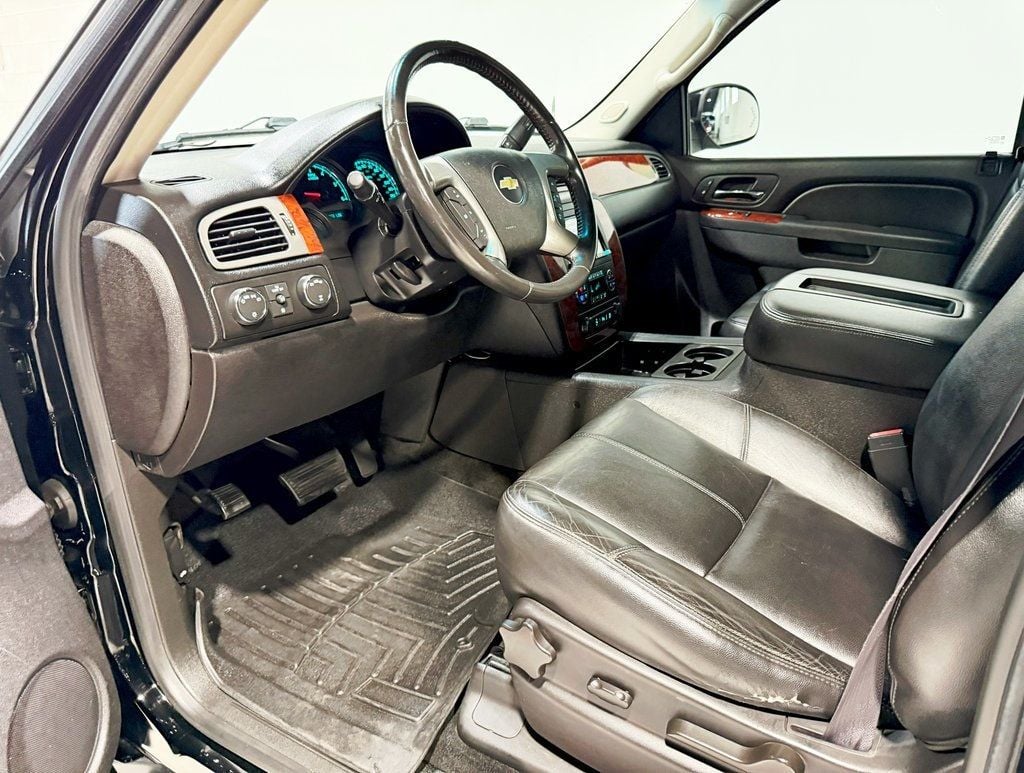 2012 Chevrolet Avalanche LT photo 21