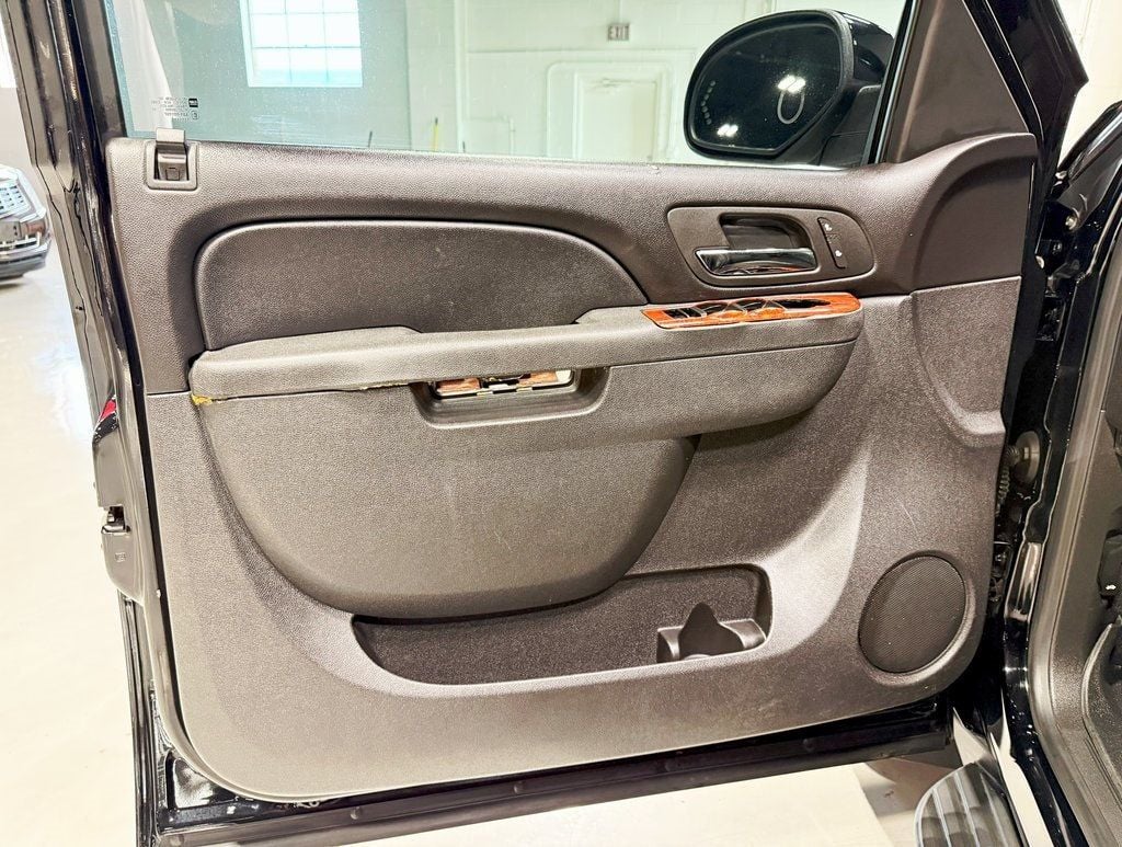 2012 Chevrolet Avalanche LT photo 23