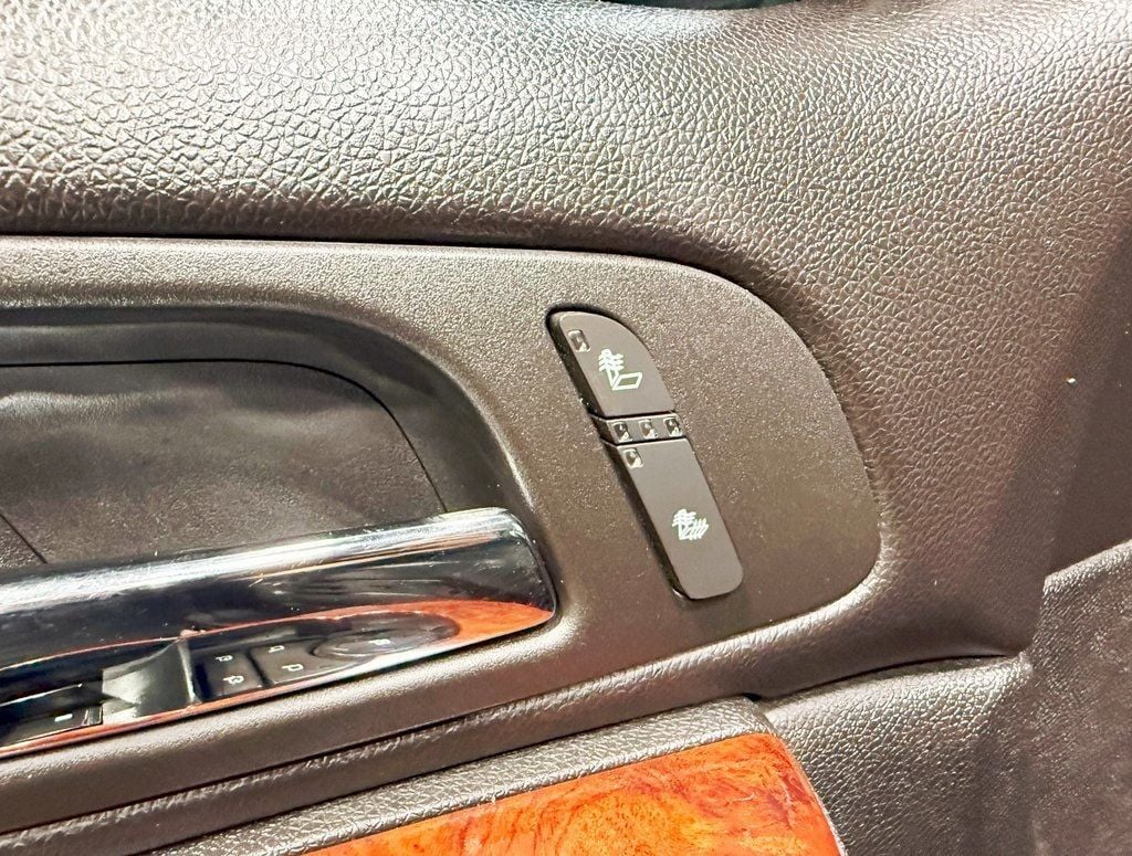 2012 Chevrolet Avalanche LT photo 24