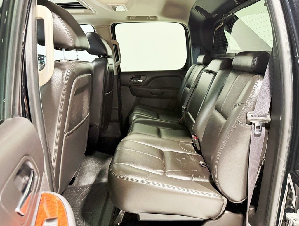 2012 Chevrolet Avalanche LT photo 25
