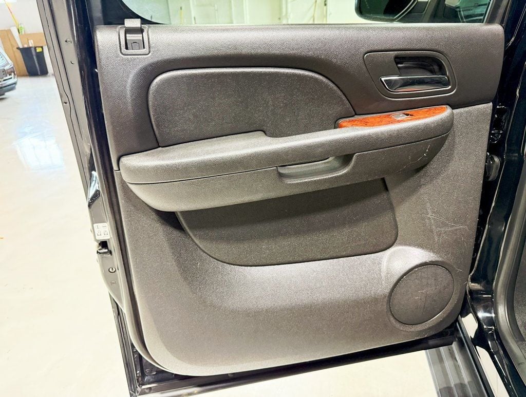 2012 Chevrolet Avalanche LT photo 28