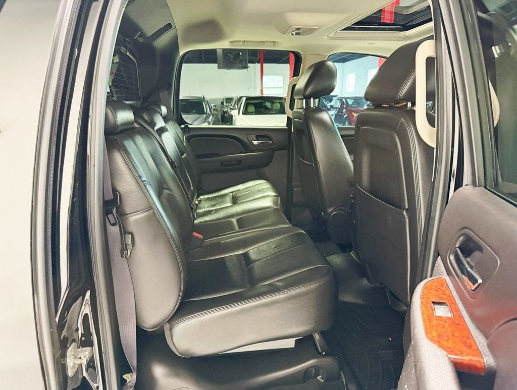 2012 Chevrolet Avalanche LT photo 32