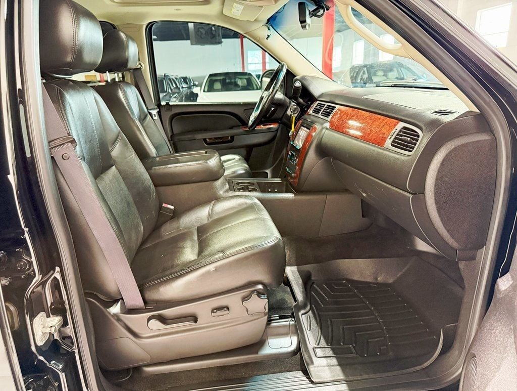2012 Chevrolet Avalanche LT photo 34