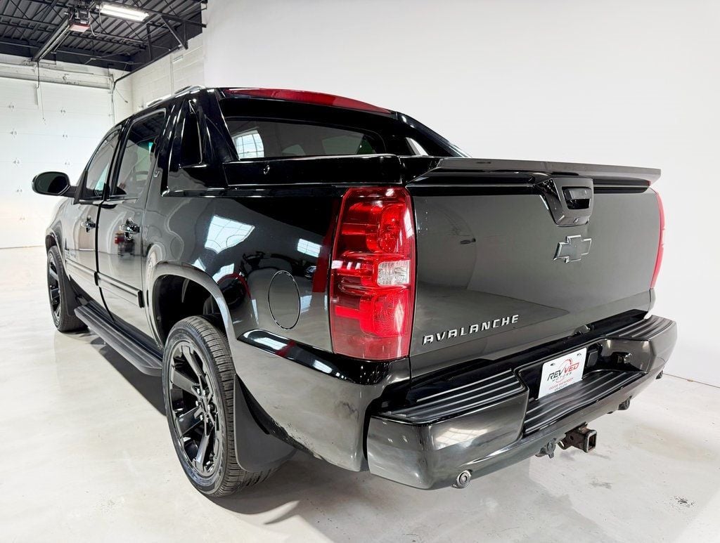 2012 Chevrolet Avalanche LT photo 5