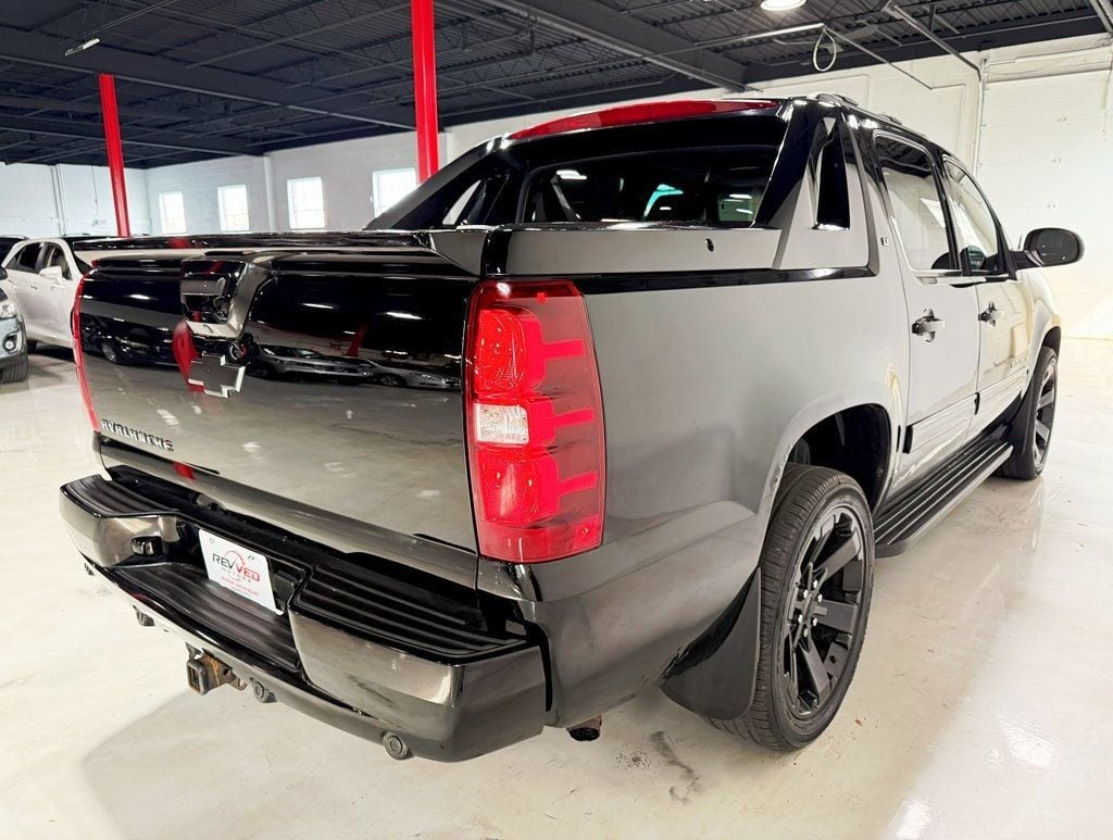 2012 Chevrolet Avalanche LT photo 7