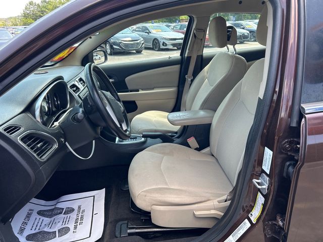 2012 Chrysler 200 4dr Sedan Touring - 23068697 - 7