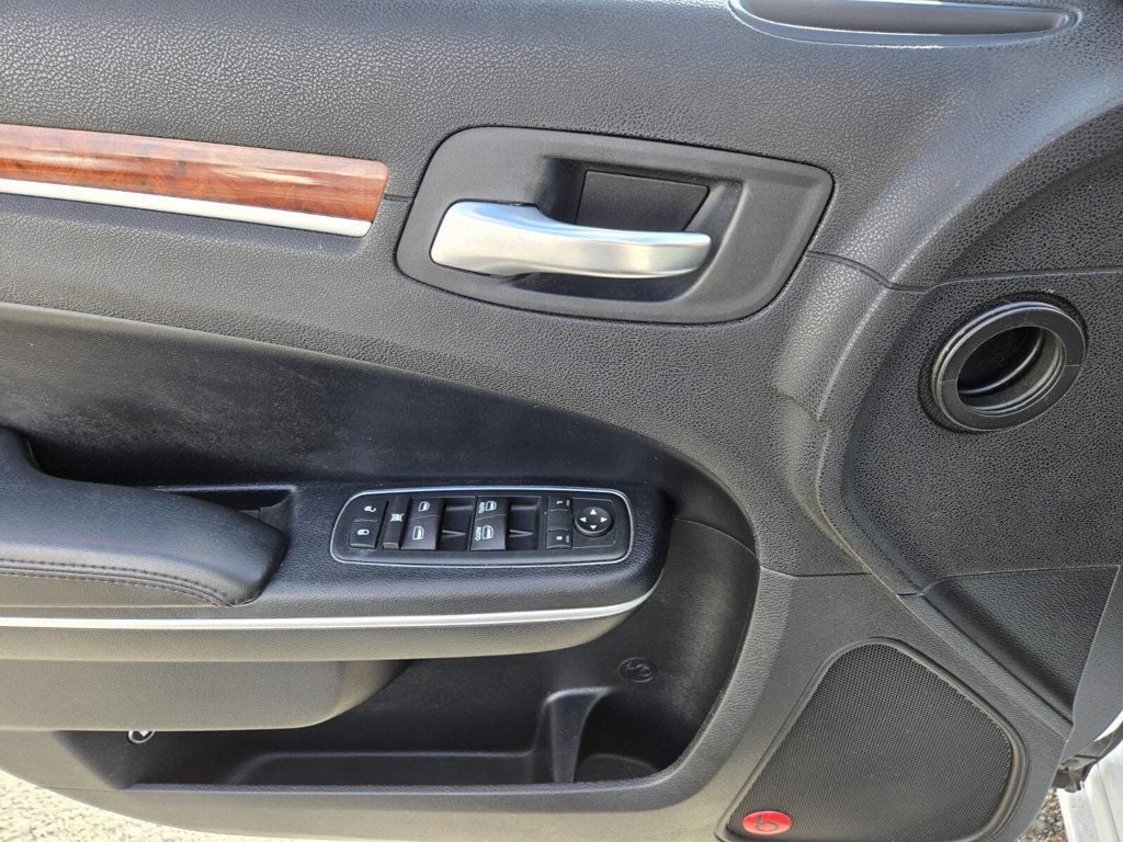 2012 Chrysler 300 4dr Sedan V6 Limited AWD - 22947314 - 13