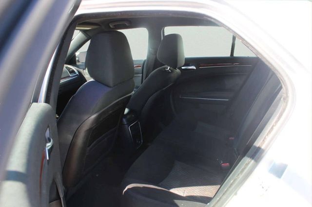 2012 Chrysler 300 4dr Sedan V6 RWD - 23006115 - 5