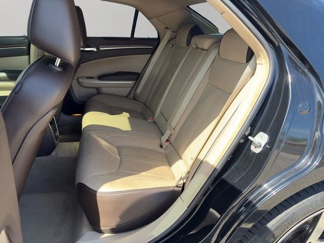 2012 Chrysler 300 4dr Sedan V8 300C Luxury Series RWD - 23020854 - 19