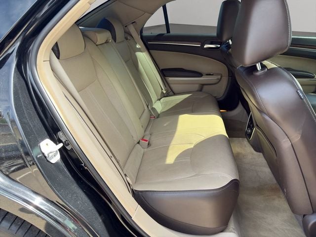 2012 Chrysler 300 4dr Sedan V8 300C Luxury Series RWD - 23020854 - 22