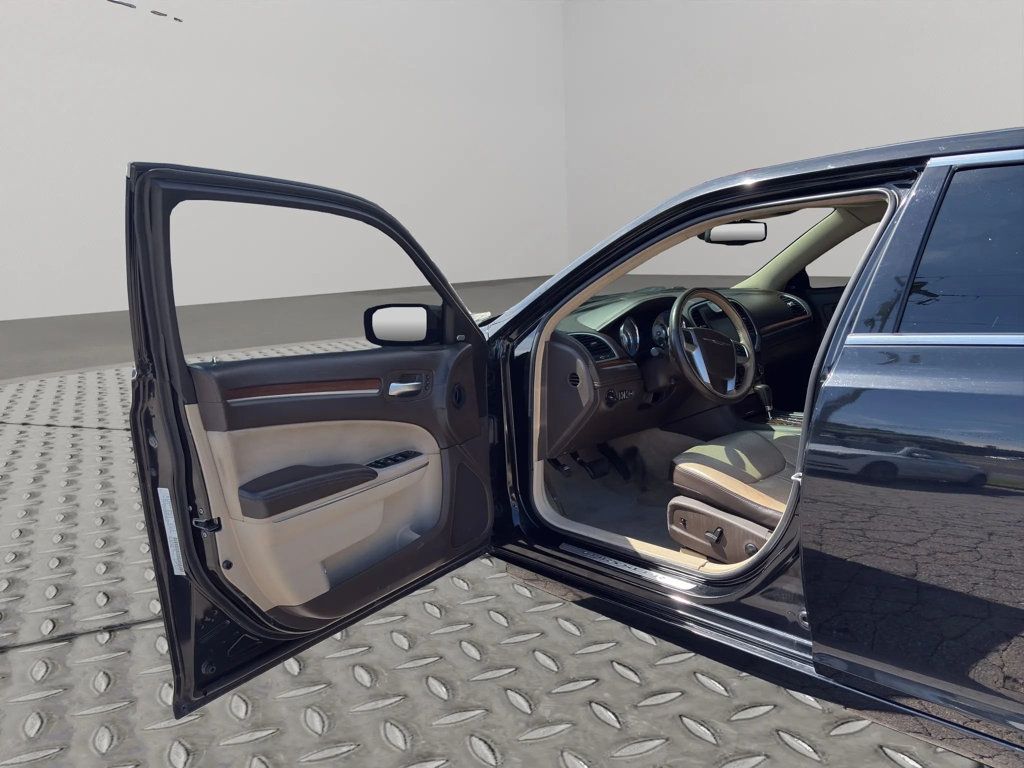 2012 Chrysler 300 4dr Sedan V8 300C Luxury Series RWD - 23020854 - 26