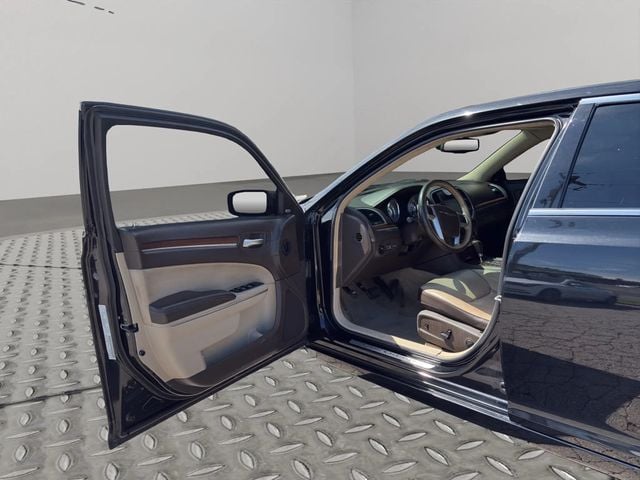 2012 Chrysler 300 4dr Sedan V8 300C Luxury Series RWD - 23020854 - 26