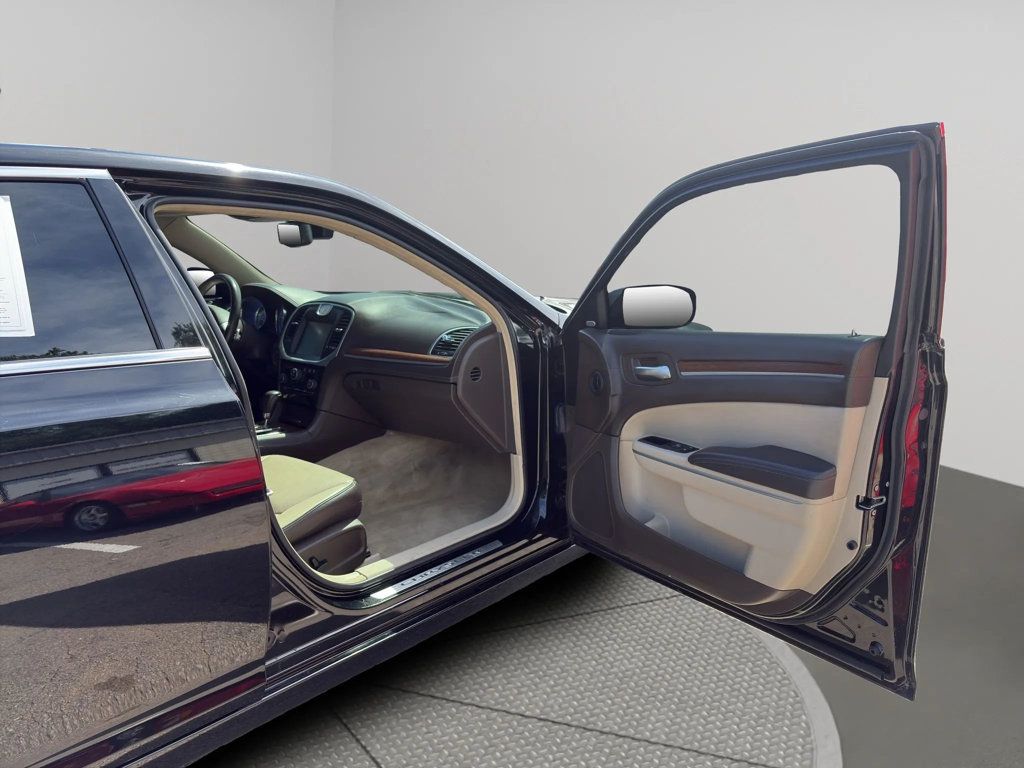 2012 Chrysler 300 4dr Sedan V8 300C Luxury Series RWD - 23020854 - 27