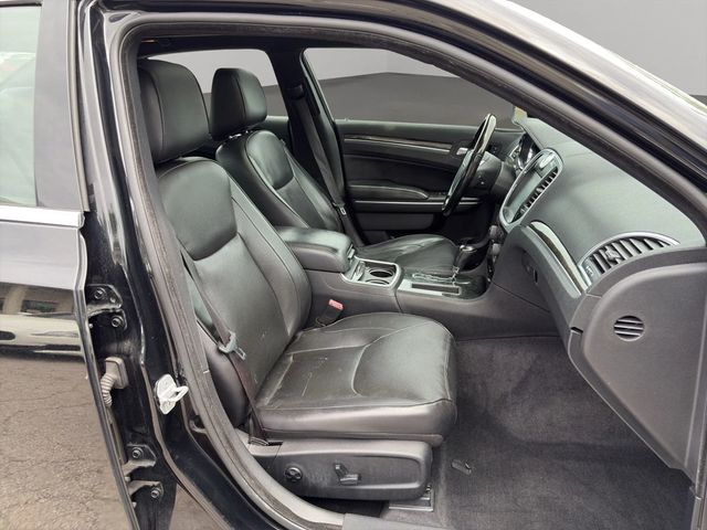 2012 Chrysler 300 V8 ENGINE, PANO ROOF, BACKUP CAM, BLUETOOTH, LEATHER SEATS!!!! - 23003923 - 18
