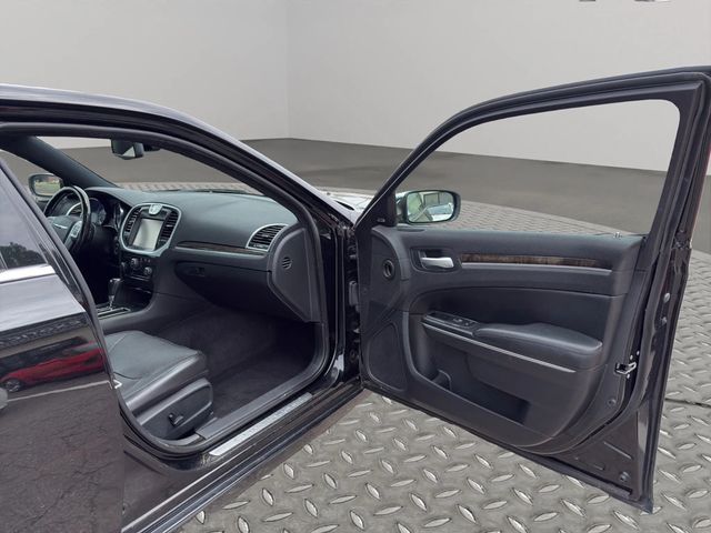 2012 Chrysler 300 V8 ENGINE, PANO ROOF, BACKUP CAM, BLUETOOTH, LEATHER SEATS!!!! - 23003923 - 23