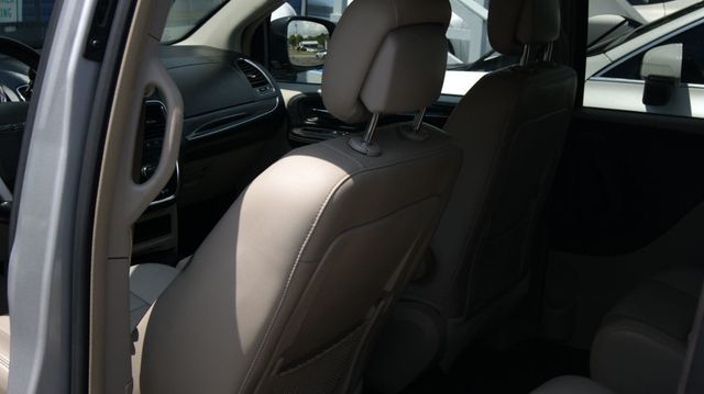 2012 Chrysler Town & Country 3 MONTH WARRANTY , JUST SERVICED , VERY CLEAN INSIDE AND OUT  - 23069418 - 34