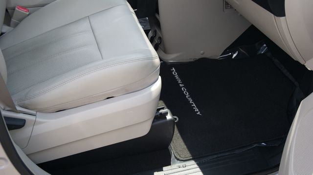 2012 Chrysler Town & Country 3 MONTH WARRANTY , JUST SERVICED , VERY CLEAN INSIDE AND OUT  - 23069418 - 50