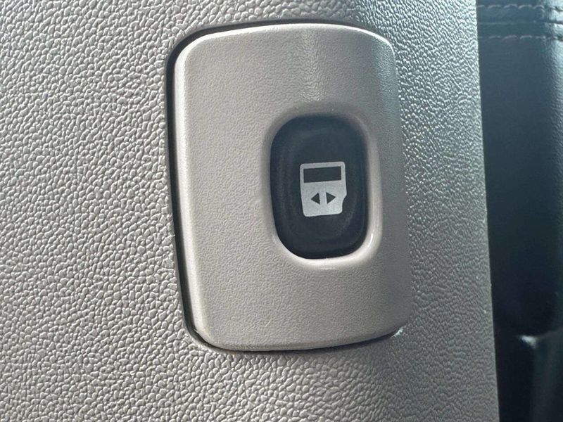 2012 Chrysler Town & Country 4dr Wagon Limited - 23008653 - 12