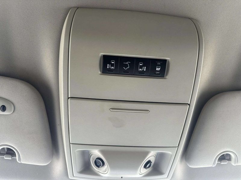 2012 Chrysler Town & Country 4dr Wagon Limited - 23008653 - 31