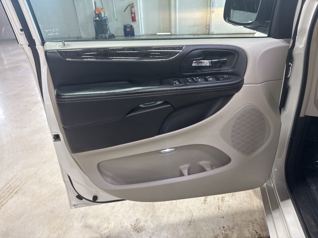 2012 Chrysler Town & Country 4dr Wagon Touring-L - 22984590 - 27