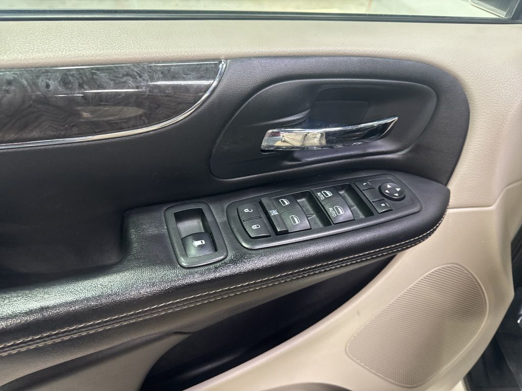 2012 Chrysler Town & Country 4dr Wagon Touring-L - 22984590 - 28