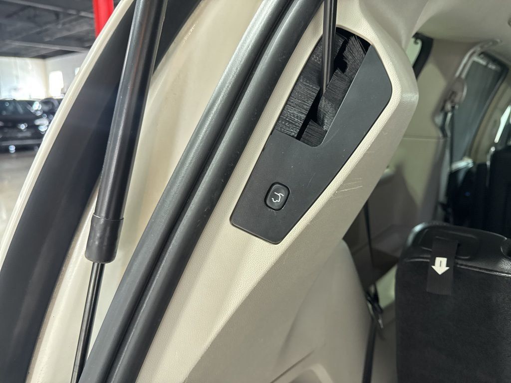 2012 Chrysler Town & Country 4dr Wagon Touring-L - 22984590 - 37