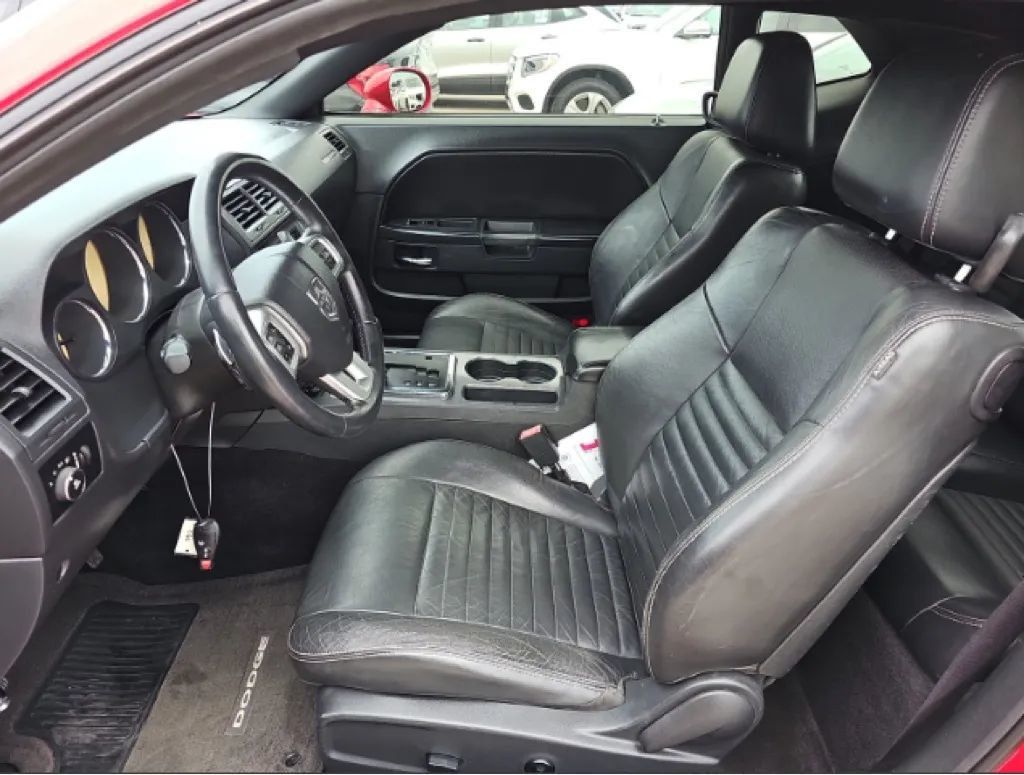 2012 Dodge Challenger R/T photo 5