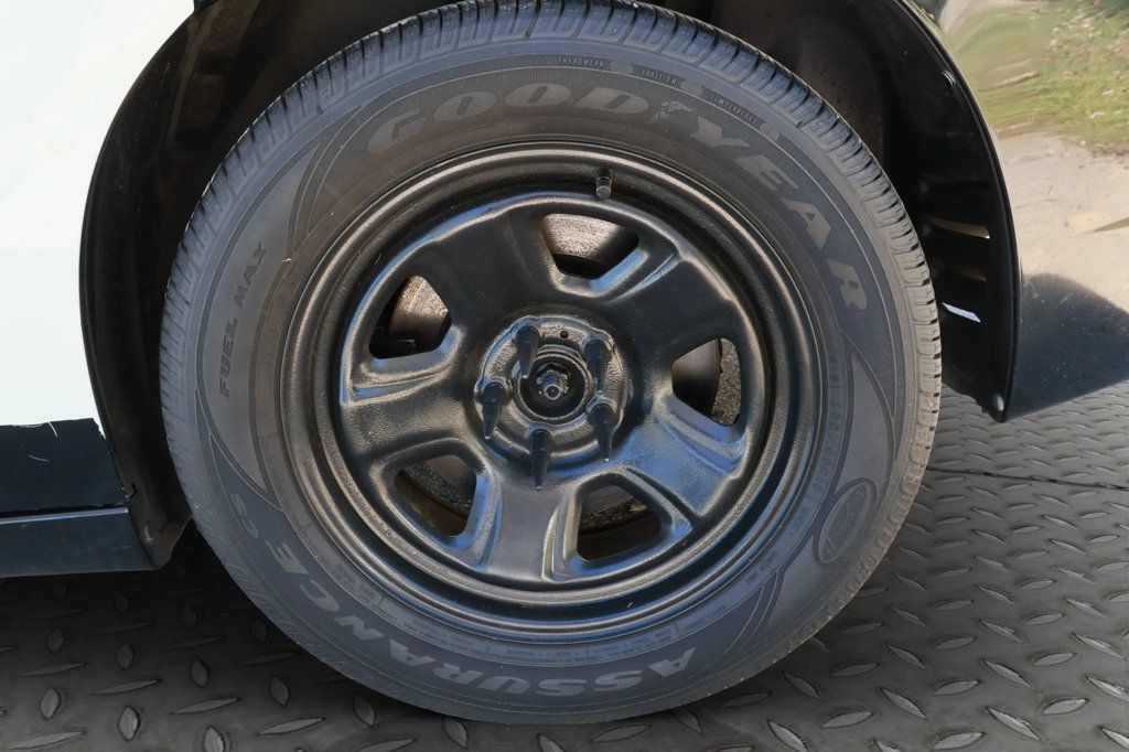 2012 Dodge Charger CLEAN CARFAX REPORT, UPGRADED EXHAUST, V8 ENGINE, TINTED WINDOWS - 22906715 - 29