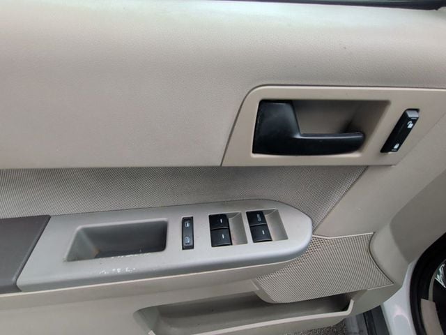 2012 Ford Escape FWD 4dr XLT - 22984721 - 11