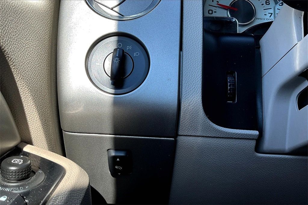 2012 Ford Expedition Limited photo 27