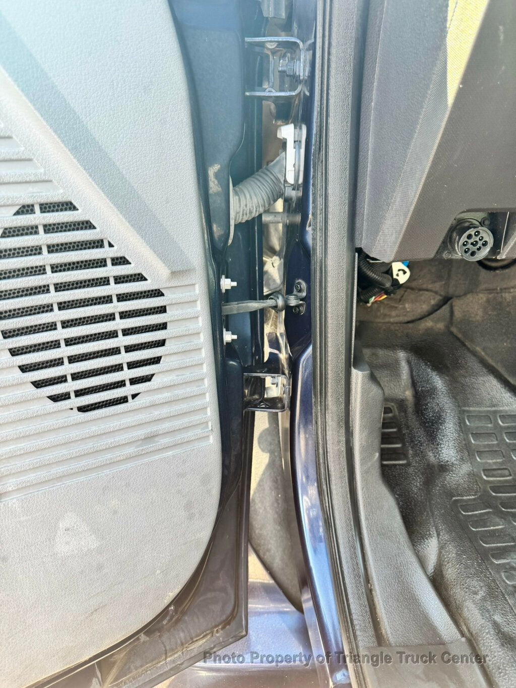 2012 Ford F650/F750 JUST 31k MILES! CUMMINS! LIFT GATE! SUPER NICE LOW MILEAGE UNIT! FINANCE OR LEASE! - 22989137 - 27