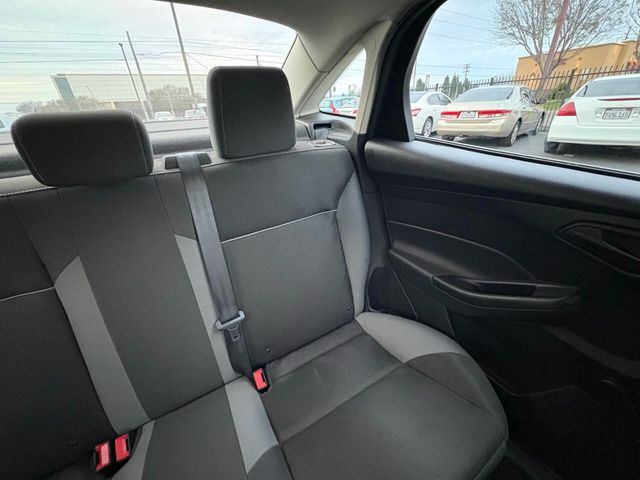 2012 Ford Focus 4dr Sedan S - 22992144 - 17