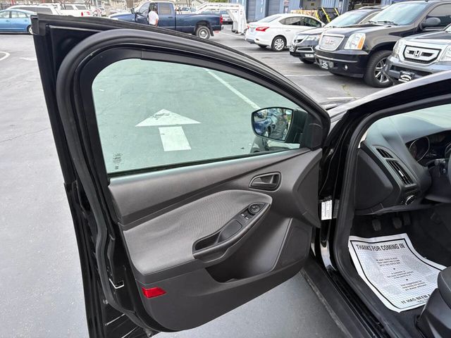 2012 Ford Focus 4dr Sedan S - 22992144 - 18