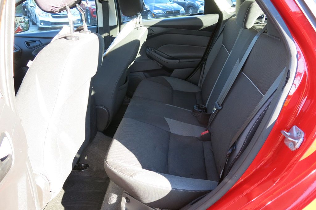 2012 Ford Focus 4dr Sedan SE - 23091603 - 19