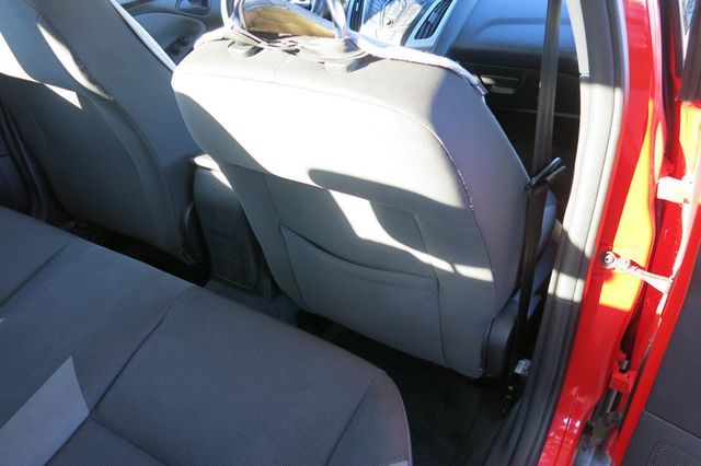 2012 Ford Focus 4dr Sedan SE - 23091603 - 37