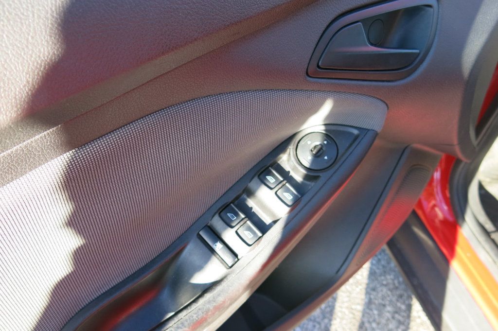 2012 Ford Focus 4dr Sedan SE - 23091603 - 56
