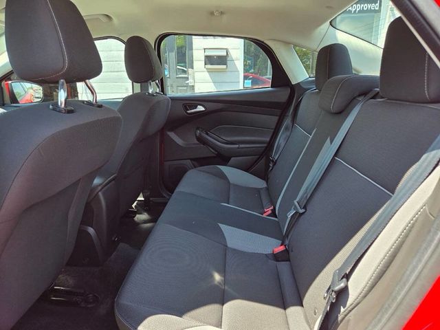 2012 Ford Focus 4dr Sedan SE - 23020092 - 11
